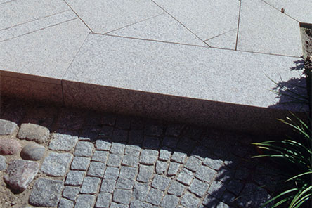 Granitblockstufe mit Granitplatten